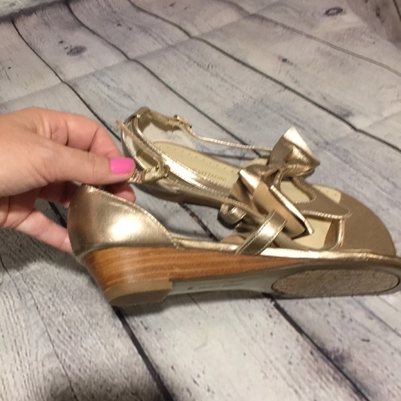 Adrienne Vittadini Gold bow strap sandals - Picture 7 of 7